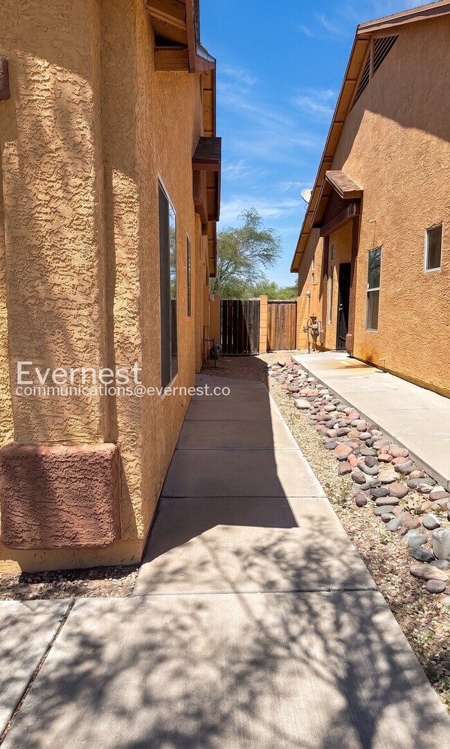 Building Photo - 2 Bed/2 Bath Home with Fenced Yard & Garage / Available Now!