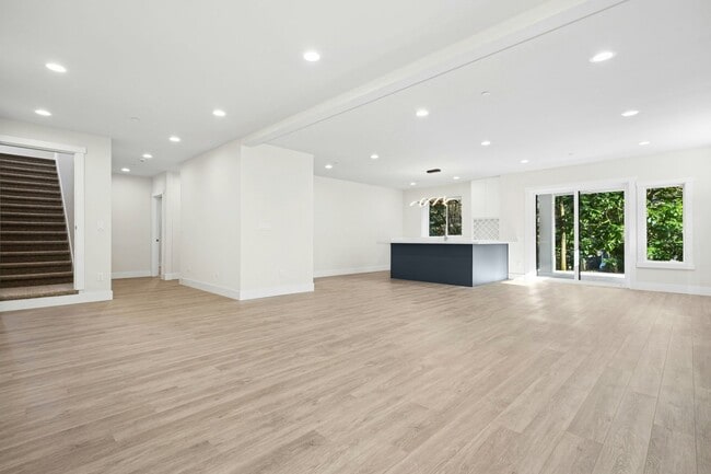 Building Photo - 5Bd/4.5Ba Bellevue House