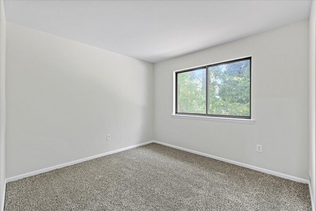 Building Photo - 421 Barton Run Blvd