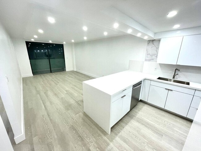 Building Photo - 1825 W 44th Pl