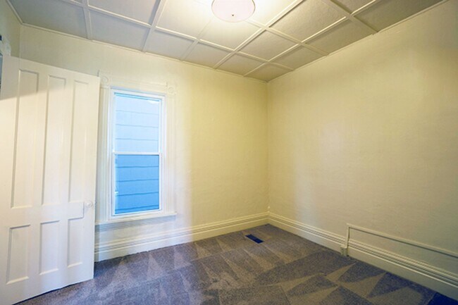 Building Photo - First Floor Close To Shops and Restaurants...