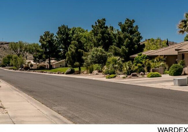 Building Photo - 4 Bedroom House Across from Golf Course!