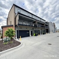 Building Photo - 2913 N Oak Trafficway