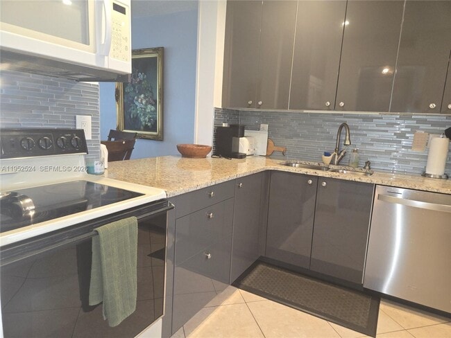 Building Photo - 330 SE 2nd St