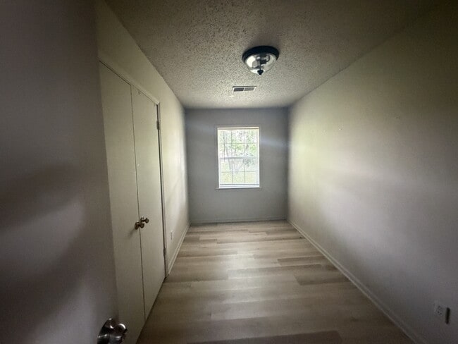 Building Photo - 905 Maple Dr