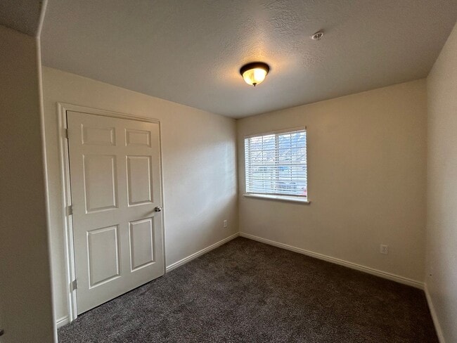 Building Photo - 3 Bedroom 2.5 Bathroom Condo-Pool-Clubhous...