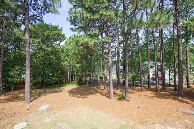 Building Photo - "Spacious 3-Bedroom Retreat with 3200 Sq Ft of Comfort in Seven Lakes!"