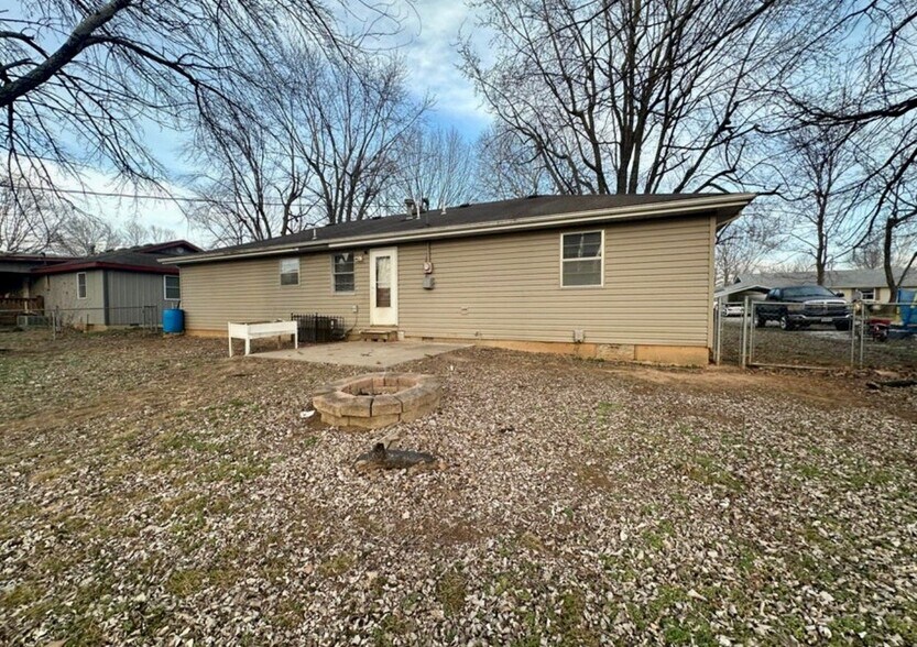 Building Photo - 717 Hillcrest Ave