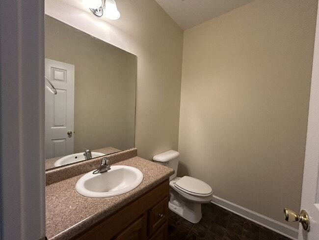 Building Photo - Town House For Rent