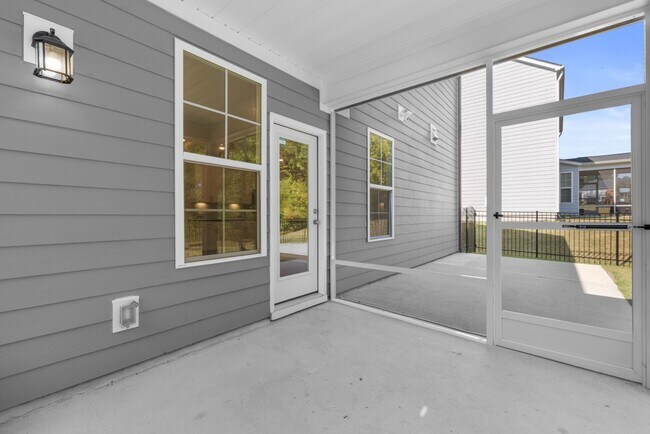 Building Photo - 1929 Latham Oaks Ave