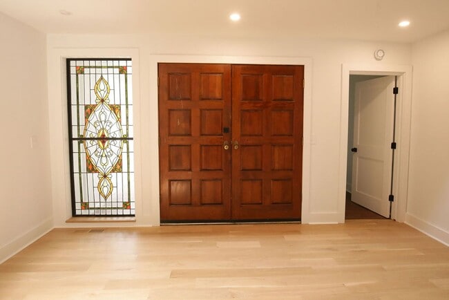 Building Photo - Available 6/15. Stunning, Fully-Rennovated...