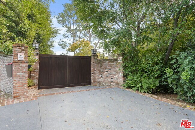 Building Photo - 7692 Woodrow Wilson Dr