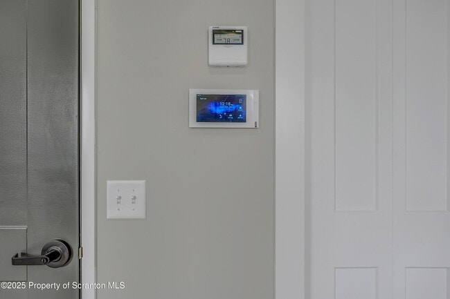 Building Photo - 215 Hickory St