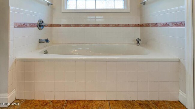 Building Photo - 816 W 8th St Cir