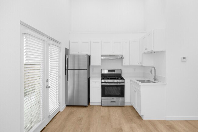 Building Photo - 308 N Catalina Ave