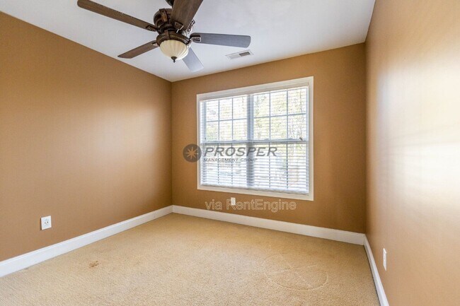 Building Photo - 102 Wellington Ave