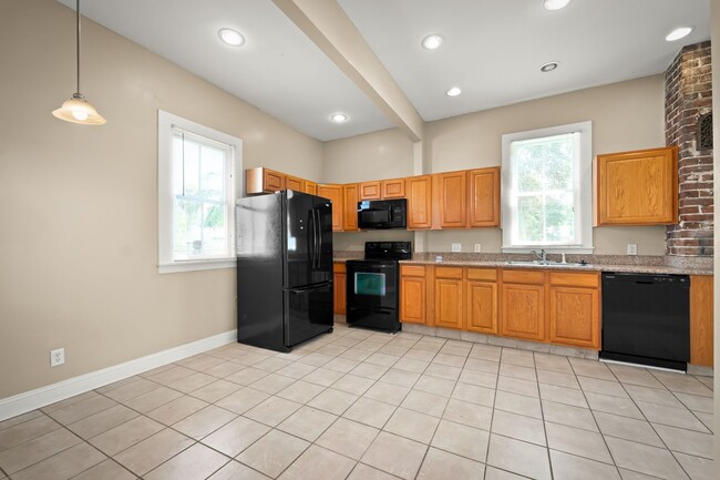 Building Photo - Charming 4 Bedroom 3 Bathroom Historical H...