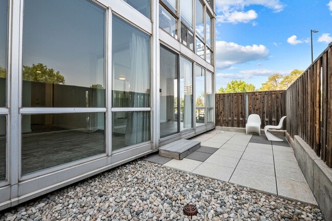 Building Photo - Beautifully renovated condo in the Cherry Creek Area!