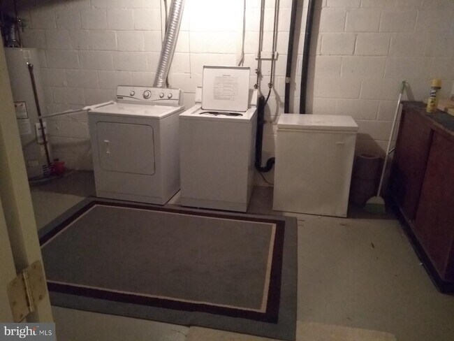 Building Photo - 2055 Pilgrim Dr