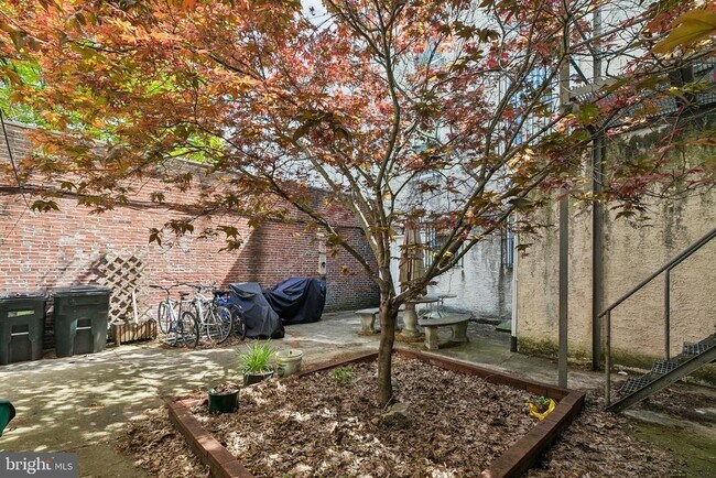 Building Photo - 303 S 11th St