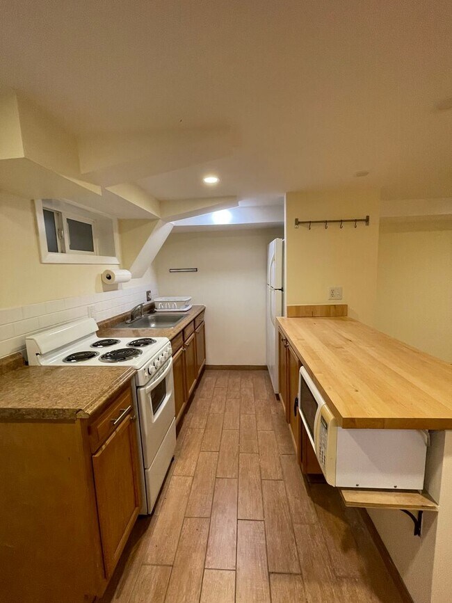 Building Photo - Charming 1928 Row Home for Rent with Modern Amenities — 3 Bedroom 2 Full Bath w/ 2 Half Baths, 2 ...