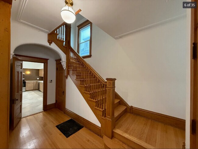 Building Photo - 3706 N Wilton Ave