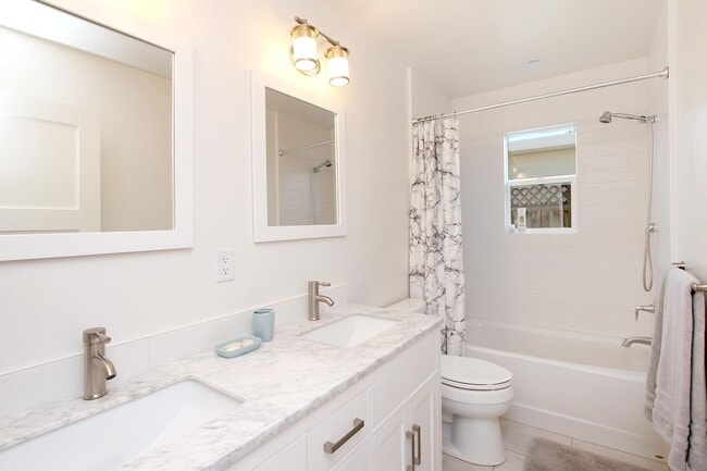Building Photo - Charming Jewel Box Home Just Minutes from ...
