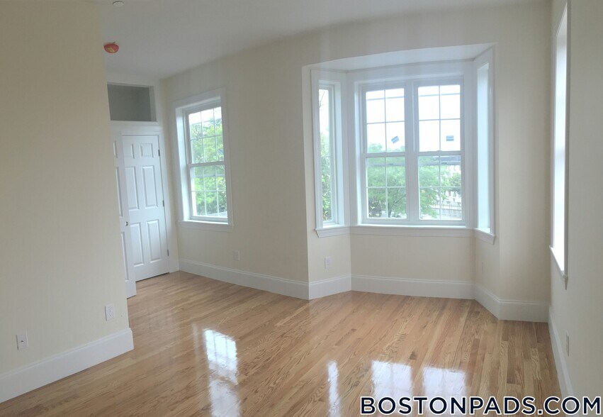 Building Photo - 130 Roxbury St