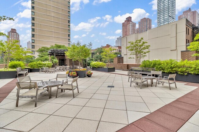 Building Photo - 345 E 93rd St