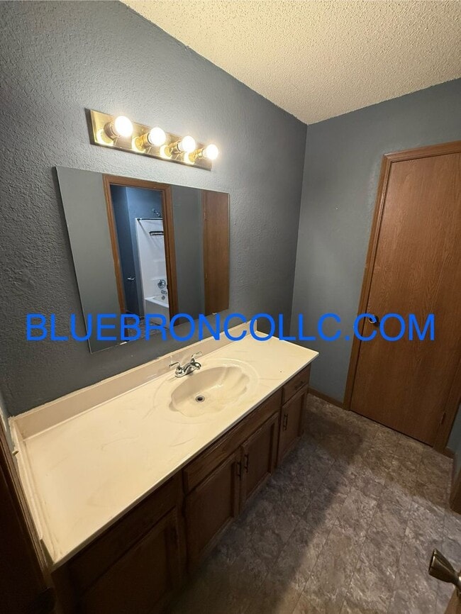 Building Photo - This one will go fast, marvelous 2 bedroom...