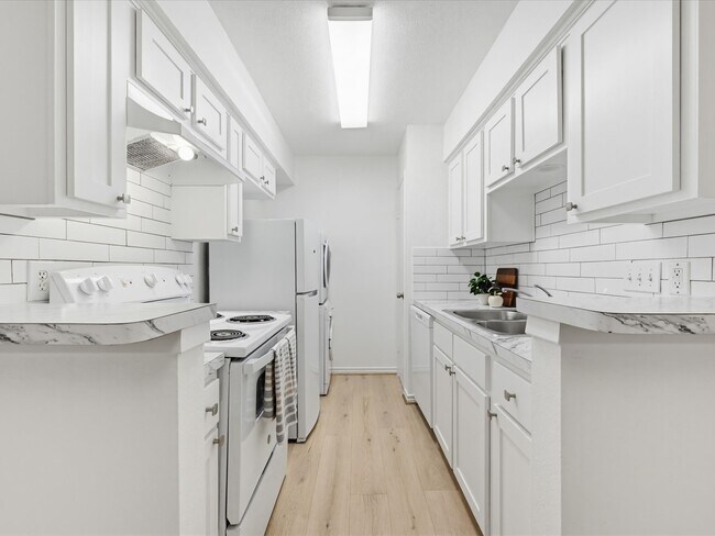 Building Photo - 2120 Wilcrest Dr