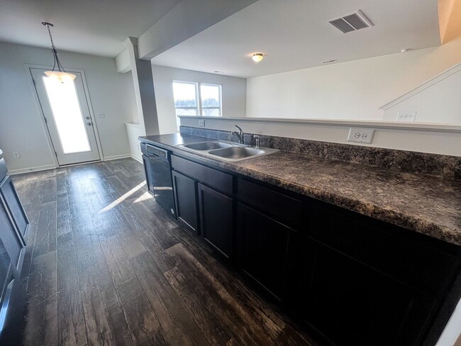 Building Photo - Beautiful 3 bedroom, 2 1/2 bathroom home i...