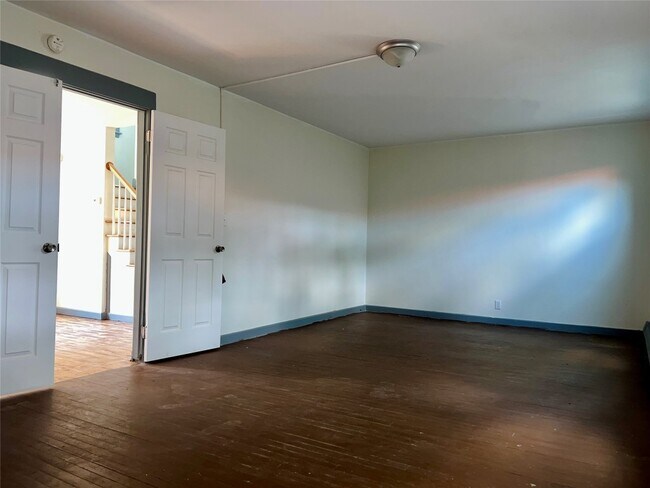 Building Photo - 216 Robinson St