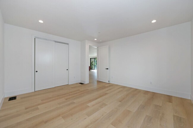 Building Photo - Waterfront 4 bed 4 bath 3,887 sq. ft.