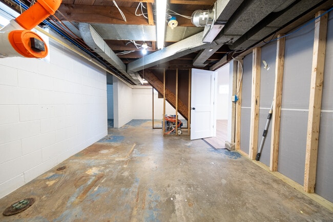 Building Photo - 22925 Oakdale Dr