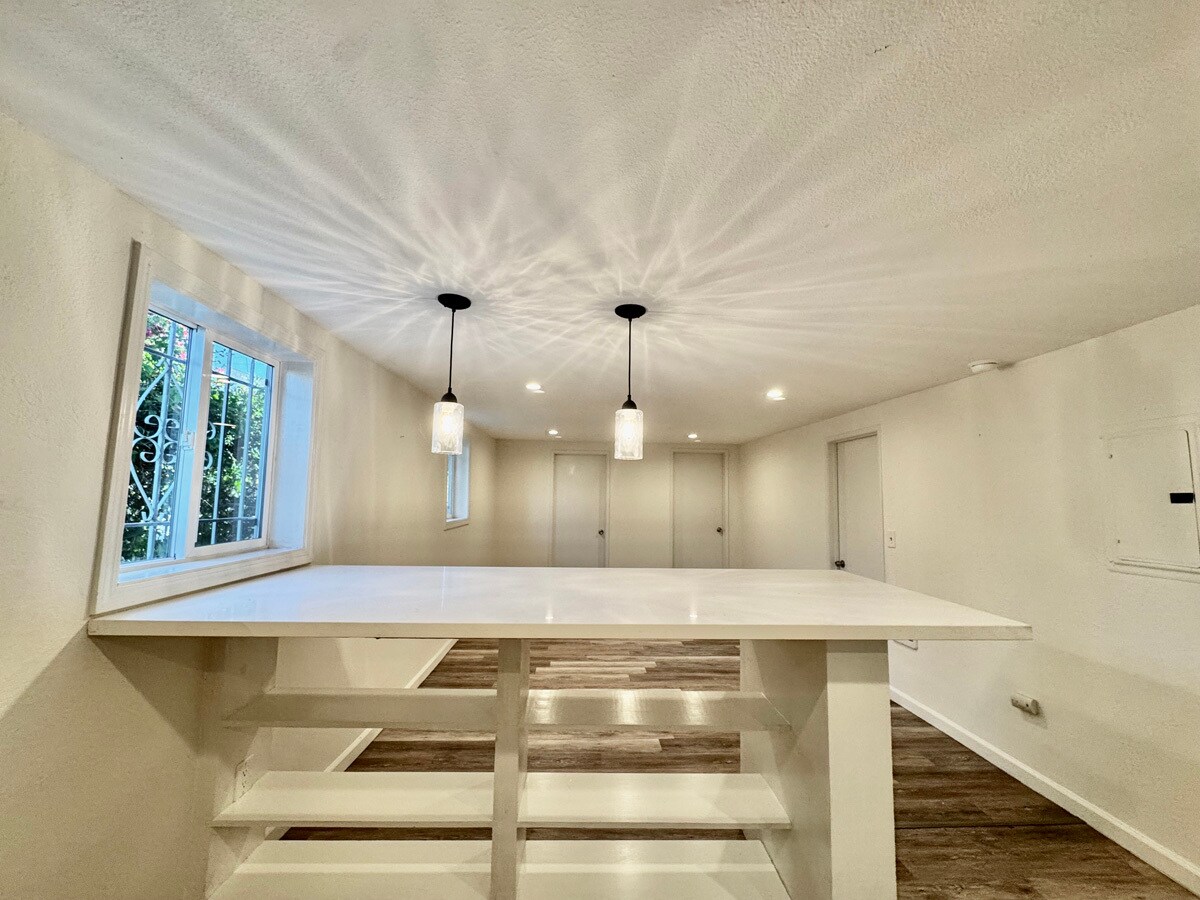 Building Photo - 1054 24th St