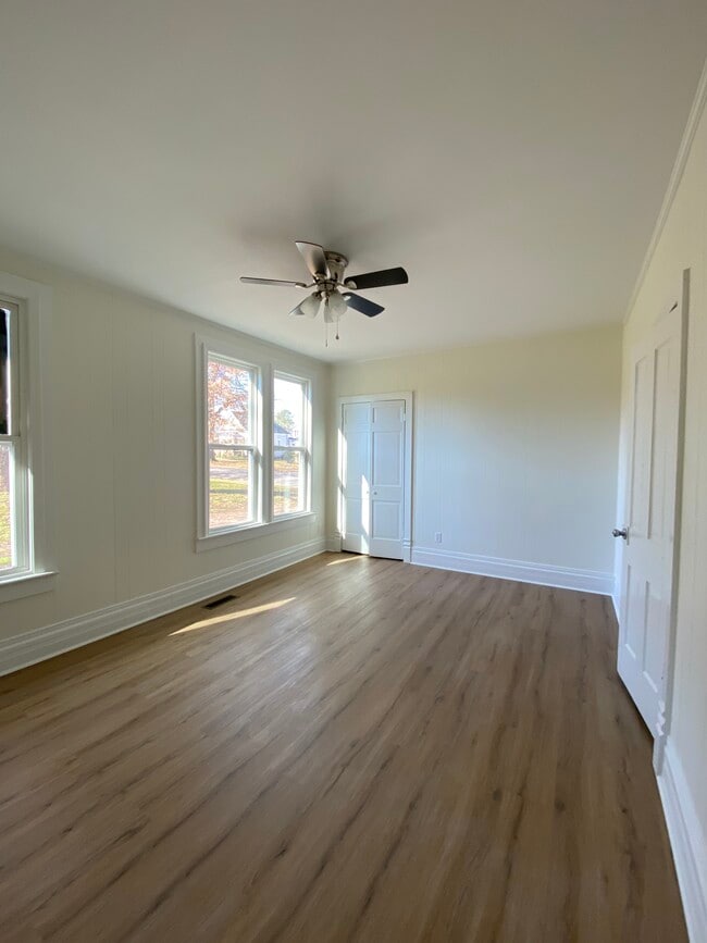 Building Photo - 628 E Tombigbee St