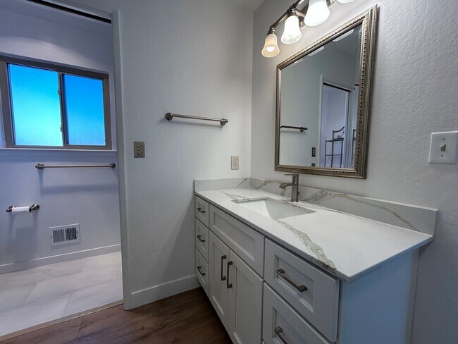 Building Photo - Spacious 4-Bedroom 2.5 Bath Single-Story H...