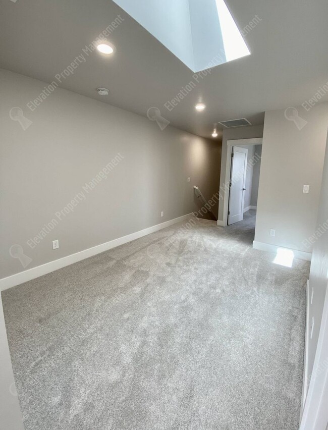 Building Photo - Petrosa Townhouse 3 BR - 2 ½ BA w/ loft