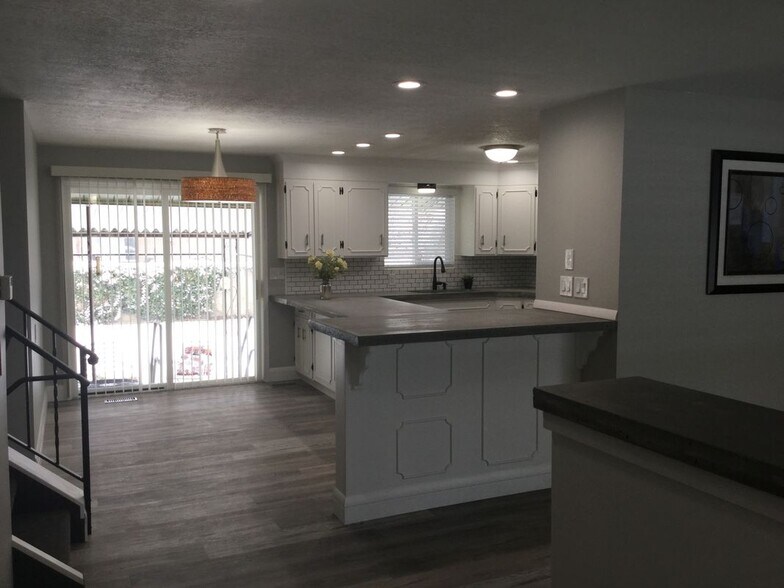 Building Photo - 2194-4300 4300 S St