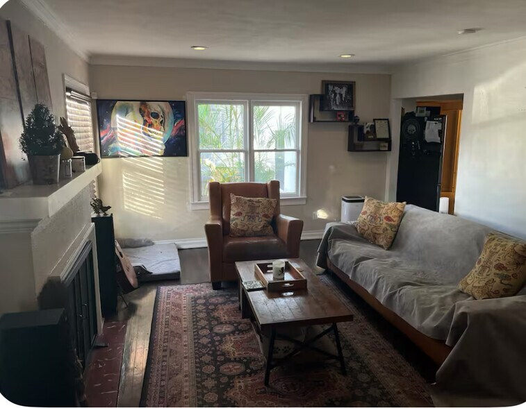 Living room - 1220 E Mohawk Ave