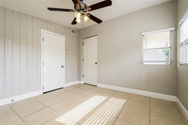 Building Photo - 3521 Schwalbe Dr