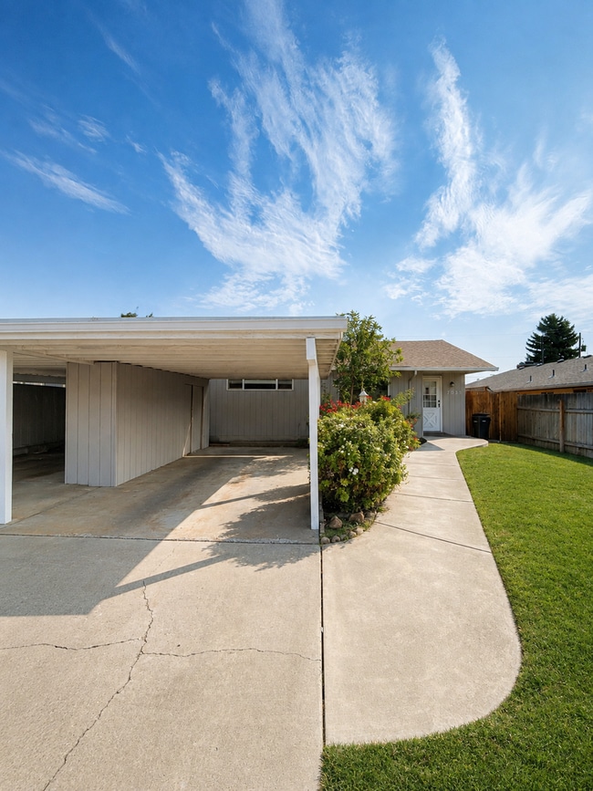 Building Photo - 705 S 45th Ave