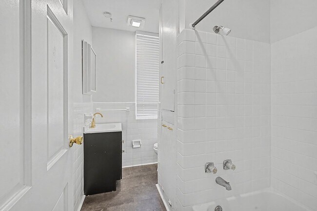 Building Photo - 1008 N Van Buren St