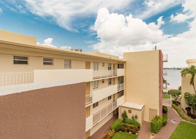 Building Photo - 1810 New Palm Way