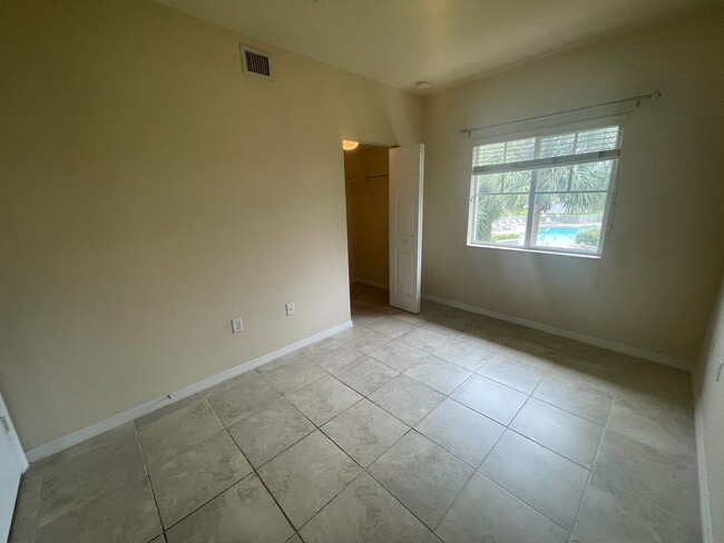 Building Photo - ANNUAL RENTAL - 3 BED/2 BATH-SECOND FLOOR ...