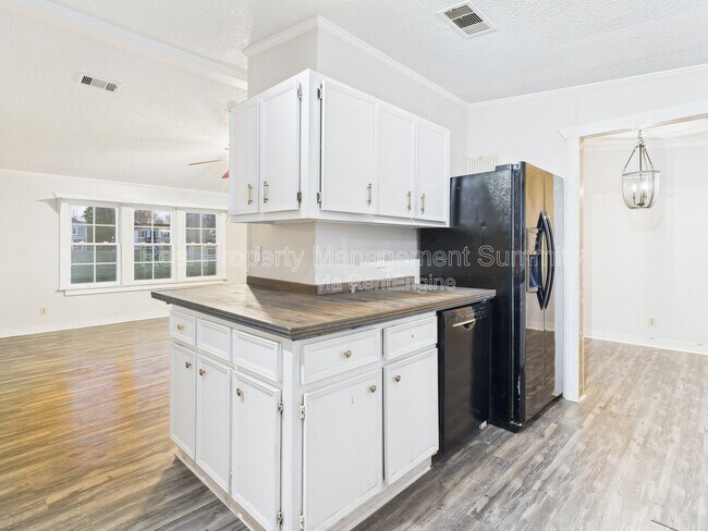 Building Photo - 15 Hayfield Ln