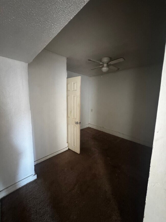 Building Photo - 5 Bedroom 2 bath