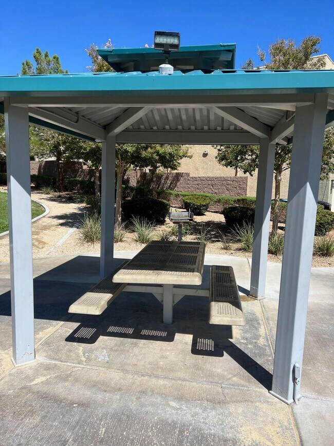 Building Photo - 3bd 3bth Gated