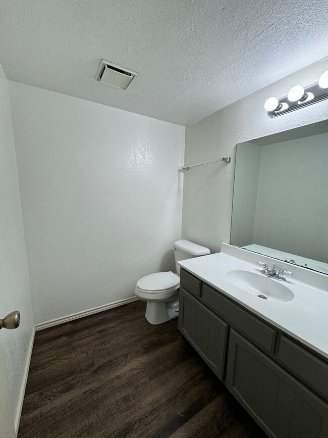 Building Photo - Move in Special! 2 Bedroom 1.5 Bathroom To...